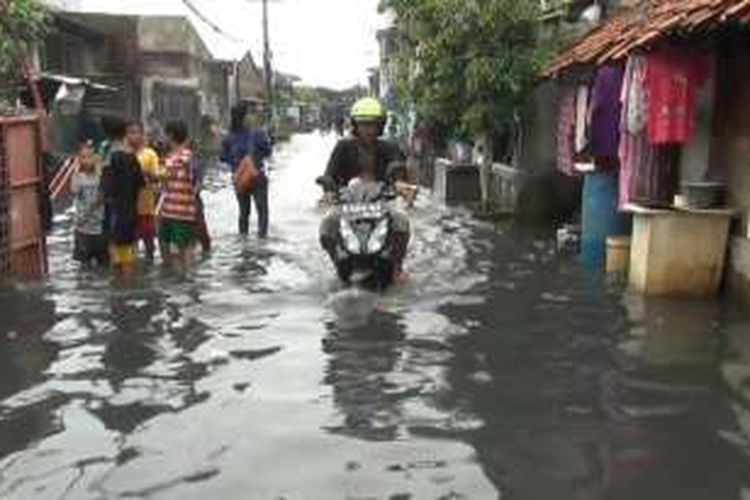Hujan deras yang mengguyur ibu kota membuat sejumlah genangan muncul. Namun di wilayah Kapuk Muara, Penjaringan, Jakarta Utara, hujan yang turun sejak Sabtu (27/2/2016) malam itu membuat kawasan tersebut kebanjiran. Minggu (28/2/2016) 