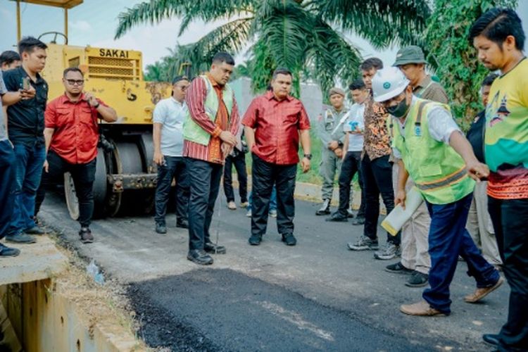 Wali Kota Medan Bobby Nasution saat meninjau pengaspalan di Kecamatan Medan Tuntungan, Kota Medan, Jum'at (12/5/2023)