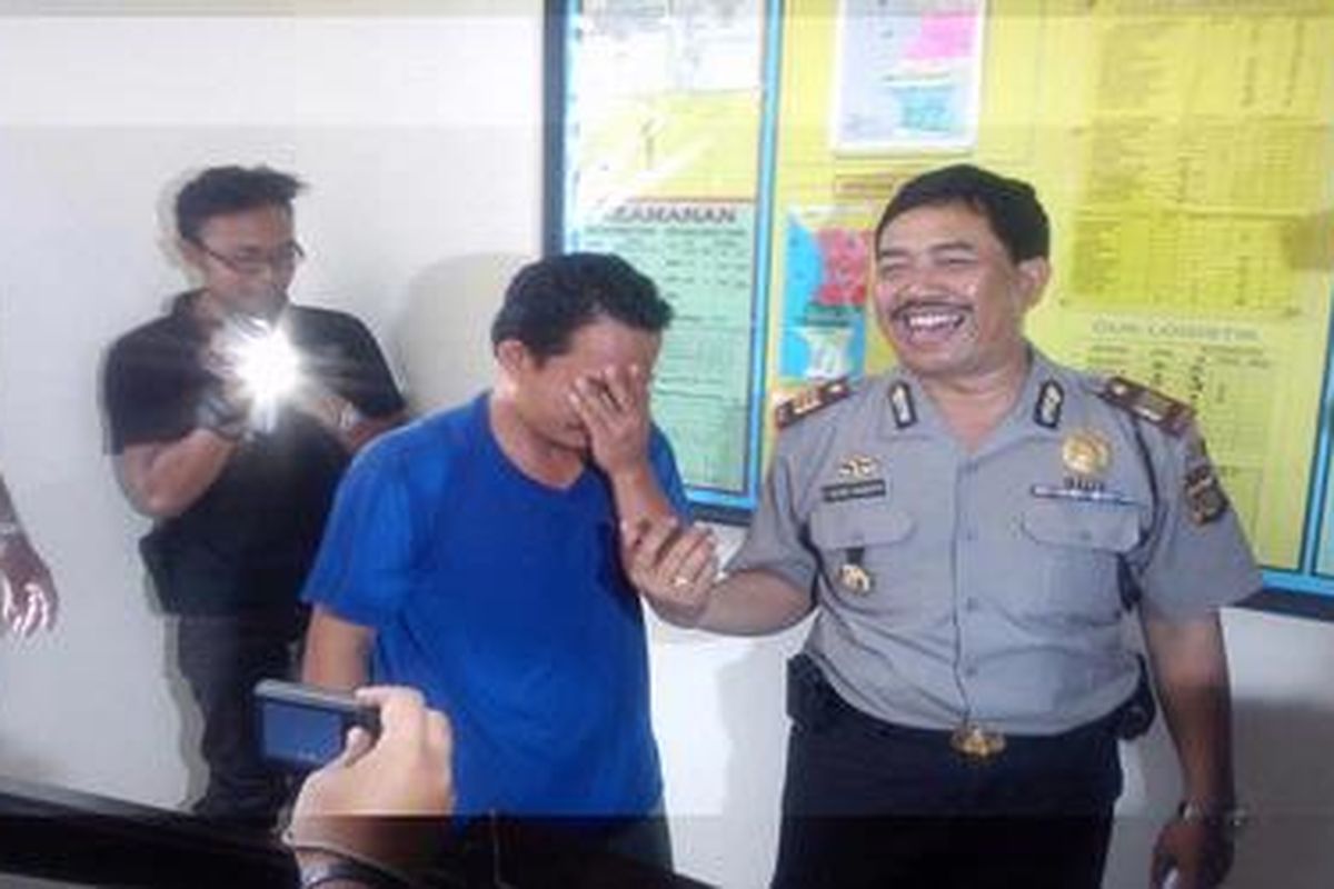 Fatlah (35) tersangka dukun gadungan saat berada di kantor Kepolisian Sektor Kuta, Bali, Selasa (3/1/2012). Fatlah berpura-pura jadi dukun dan mencabuli gadis berusia 18 tahun.