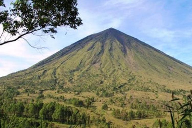 Gunung Inerie di Kabupaten Ngada, Nusa Tenggara Timur.