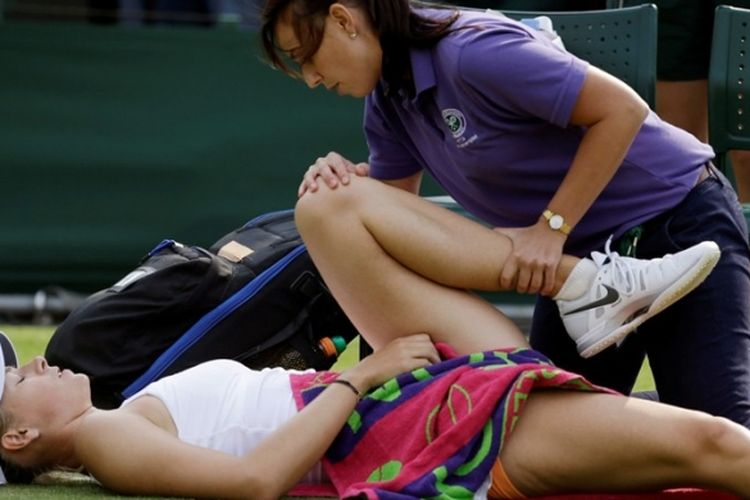 Petenis Rusia, Maria Sharapova, terbaring saat mendapat perawatan dari fisioterapis, pada babak kedua turnamen grand slam Wimbledon, melawan petenis Portugal, Michelle Larcher de Brito. Sharapova kalah 3-6 4-6.