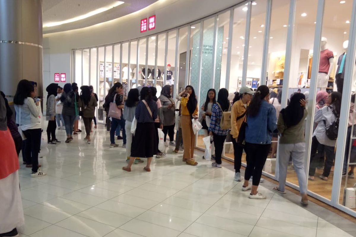 antrean di uniqlo Bekasi