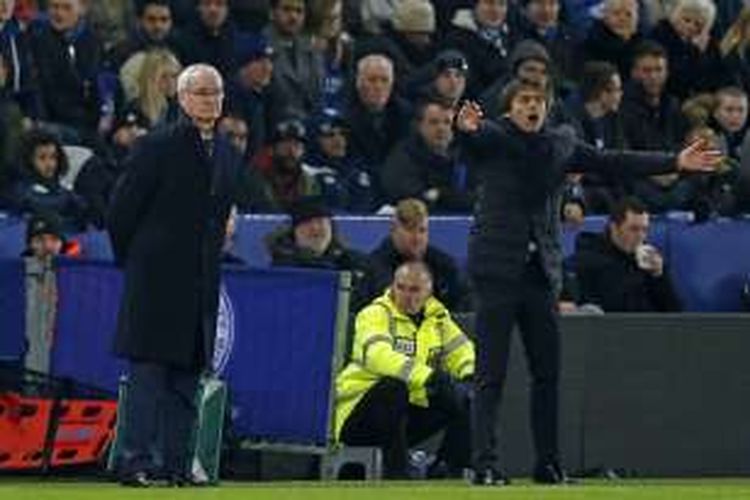 Manajer Leicester City, Claudio Ranieri (kiri), berdiri di dekat Manajer Chelsea, Antonio Conte, dalam sebuah laga Premier League di Stadion King Power, 14 Januari 2017.