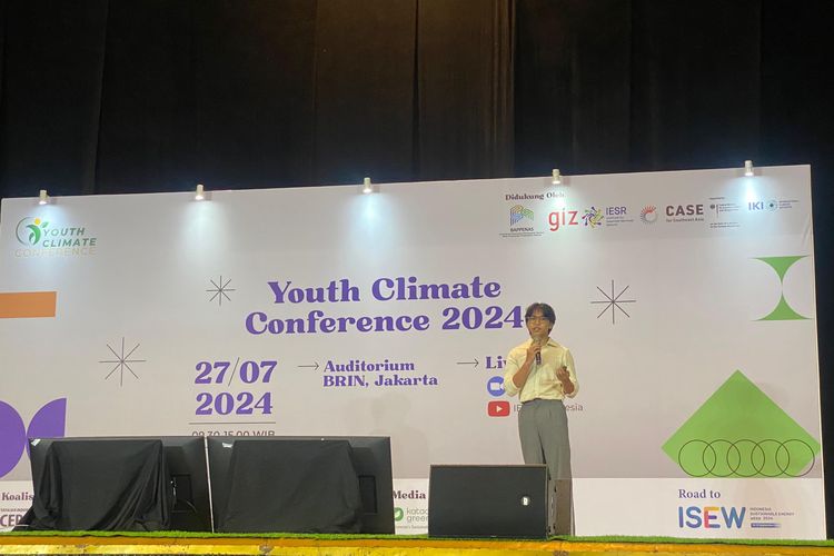 Pegiat Isu Lingkungan dan Masyarakat Adat, Kynan Tegar, saat menyampaikan materi Youth Climatalk dalam Youth Climate Conference 2024 di Jakarta, Sabtu (27/7/2024). 