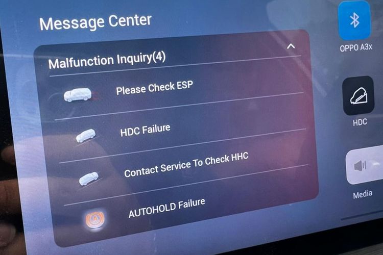 Ilustrasi pesan malfungsi pada mobil listrik