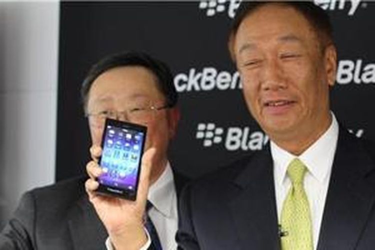 CEO BlackBerry, John Chen, dan Chairman Foxconn, Terry Gou, memamerkan ponsel BlackBerry Z3 yang sebelumnya diberi kode nama 