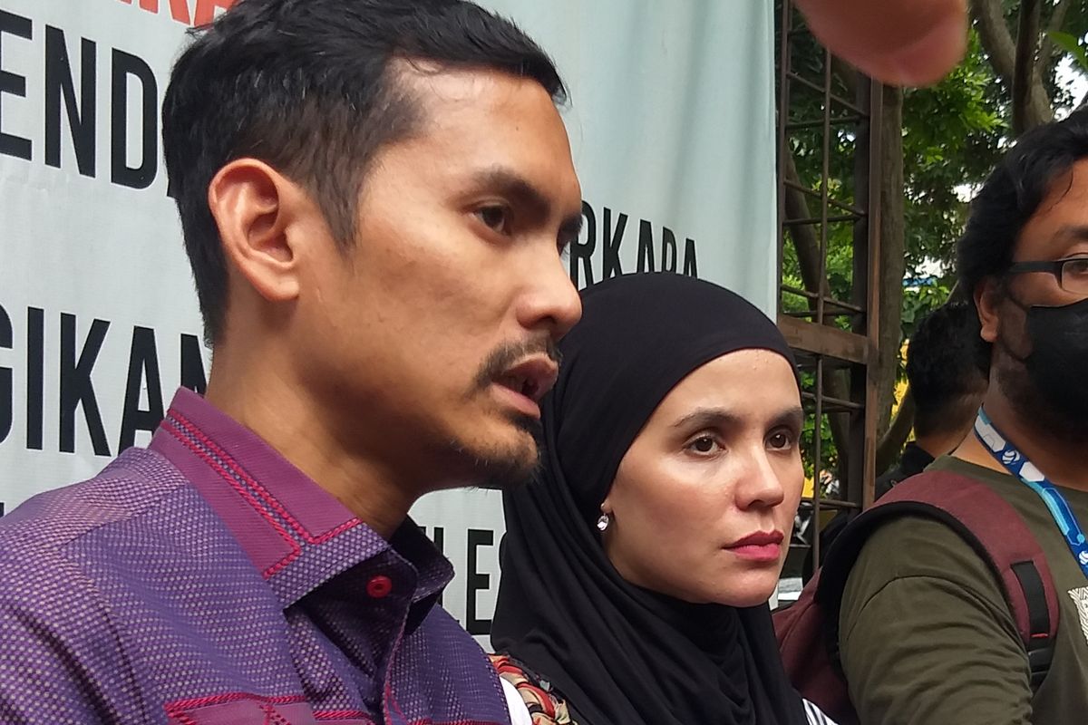 Istri presenter Indra Bekti, Aldila Jelita didampingi kuasa hukumnya, Teguh Putra usai sidang pembacaan hasil mediasi, di Pengadilan Agama Jakarta Selatan, Senin (27/3/2023).