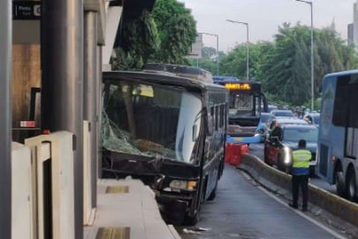 Bus Paspampres Tabrak Halte Transjakarta Di Petamburan