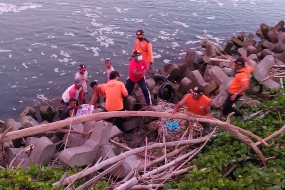 Upaya evakuasi korban di muara Sungai Serang, komplek Pantai Glagah, Kapanewon Temon, Kabupaten Kulon Progo, Daerah Istimewa Yogyakarta. Empat wisatawan tenggelam, namun dua di antaranya selamat, satu meninggal dunia, satu hilang.
