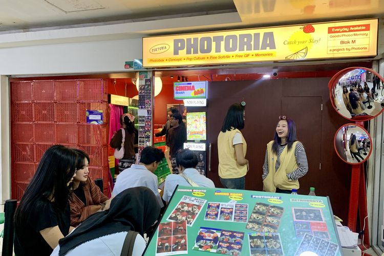 Tema photobooth di Photoria beragam. Di sini, kamu bisa berfoto dengan tema retro, ruang makan, minimarket, hingga bioskop. Tarif berfoto di Photoria adalah Rp 39.750 per sesi. Kamu bebas berfoto aneka pose selama sesi berlangsung.