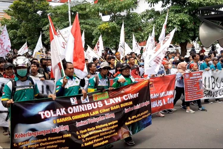 Aksi demonstrasi tolak Omnibus Law di depan Kantor Gubernur Jateng, Rabu (11/3/2020)