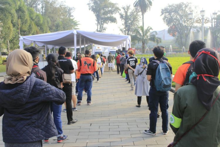 Warga saat mengikuti tes massal Covid-19 di halaman Gedung Sate, Jalan Diponegoro, Kota Bandung, Jumat (26/6/2020).