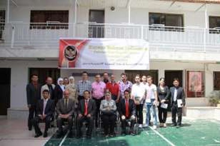 Peserta kursus bahasa Indonesia bersama staf KBRI Damaskus, Suriah.
