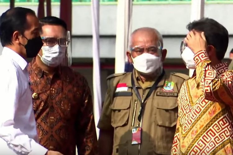 Presiden Joko Widodo bersama Gubernur Jawa Barat Ridwan Kamil, Wali Kota Bekasi Rahmat Effendi, dan Menteri Kesehatan Budi Gunadi Sadikin mengunjungi vaksinasi di Bekasi, Jawa Barat pada Senin (14/6/2021).