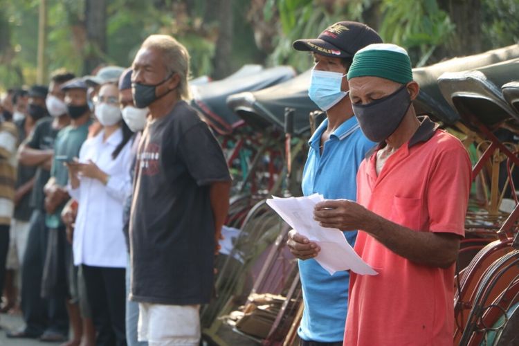 Sebanyak 80 tukang becak di Kabupaten Kulon Progo mendapatkan santunan dari Baznas setempat. Penyerahan santunan, dilaksanakan di Alun-alun Wates sisi Utara, Rabu (27/4/2022).
