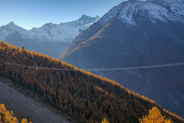 Jembatan Gantung Charles Kuonen di Pegunungan Alpen, Swiss.