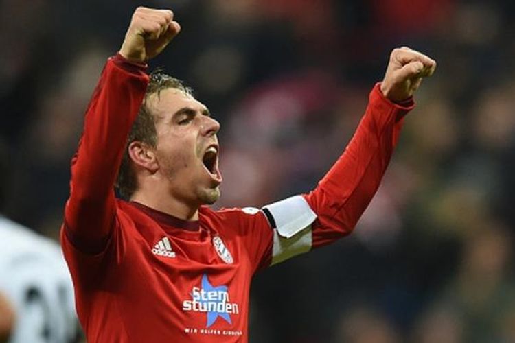 Philipp Lahm rayakan gol saat Bayern Muenchen menang 2-0 atas Ingolstadt di Allianz Arena, Sabtu (12/12/2015). 