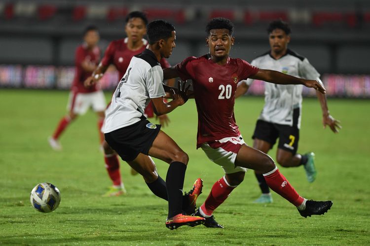 Pemain Timnas Indonesia Ramai Rumakiek (kedua kanan) berusaha melewati pemain Timnas Timor Leste Jaimito Antonio (kiri) dalam pertandingan sepak bola Leg 1 FIFA Matchday di Stadion I Wayan Dipta, Gianyar Bali, Kamis (27/1/2022). Indonesia menang atas Timor Leste dengan skor 4-1.