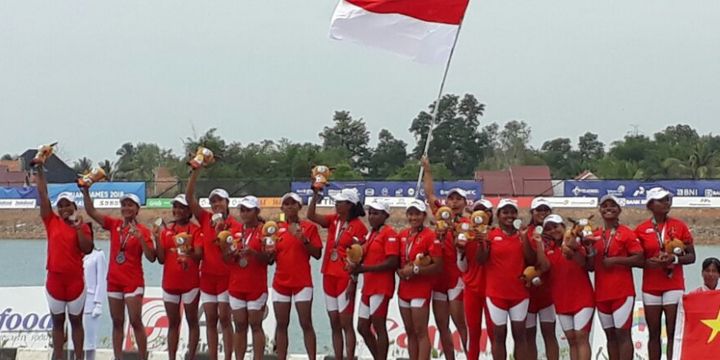 Tim perahu naga putri 200 meter Indonesia berpose di podium kedua Asian Games 2018 di Danau Jakabaring, Palembang, Sumatra Selatan.
