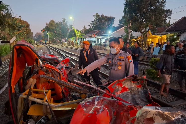 KA Wijaya Kusuma Tertemper Sedan di Jember, Pengemudi Luka Berat