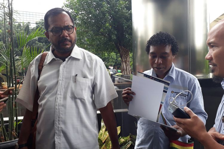 Pengacara karyawan PT Freeport Indonesia, Haris Azhar, melaporkan petinggi PT FI dan hakim di Papua ke KPK, Senin (12/2/2018)