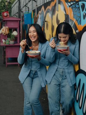Gaya chic Happy Salma & Dian Sastro makan soto pakai setelan ala kebaya & sneakers. Simak bedah gaya head-to-toe mereka di sini!
