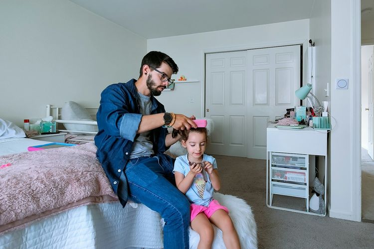 Daddy issues adalah masalah psikologis akibat peran ayah tak hadir, sedangkan fatherless merujuk pada ketiadaan ayah secara fisik dan emosional.