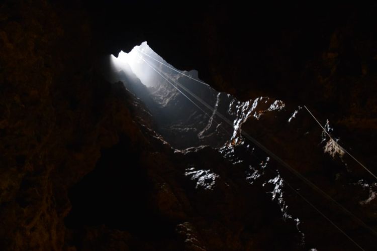 Wilayah Paranggupito masuk wilayah karts Gunung Seribu yang memiliki gua vertikal dan dalam. Salah satu gua adalah Gua Jomblang Ngejring di Desa Gendayakan, Kecamatan Paranggupito, Wonogiri 
