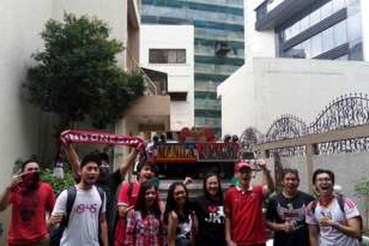 Rombongan Aremania berkumpul di Kantor Kedutaan Besar Indonesia (KBRI) untuk Filipina di Makati sejak Sabtu (19/11/2016).