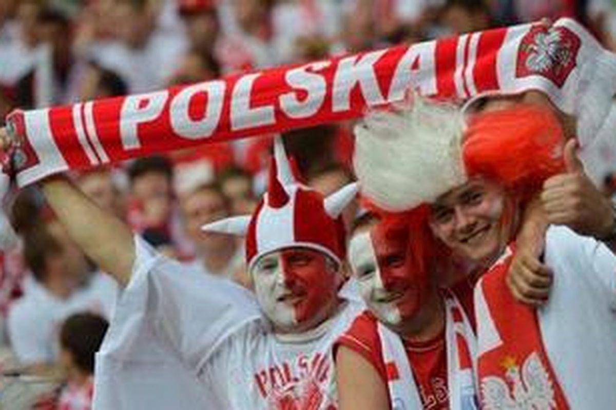 Suporter Polandia berpose jelang pertandingan tim kesayangannya melawan Rusia di Stadion Nasional Warsawa, Selasa (12/6/2012). 