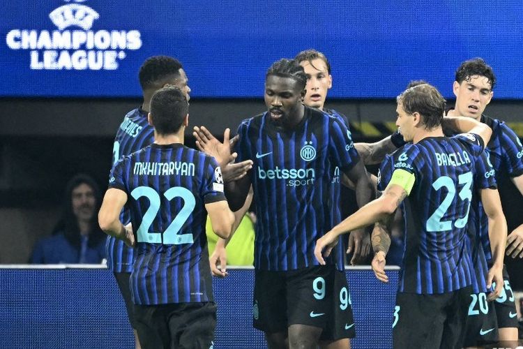 Penyerang Inter Milan Marcus Thuram merayakan gol pembuka bersama rekan satu timnya pada laga putaran pertama Liga Champions antara Ajax Amsterdam dan Inter Milan, di Johan Cruijff ArenA di Amsterdam, pada 17 September 2025.