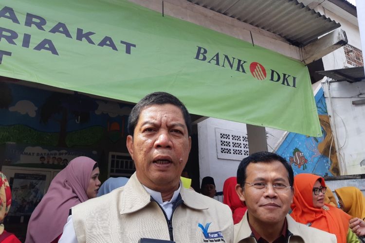 Wali Kota Jakarta Barat Rustam Effendi saat meresmikan Taman Bacaan Masyarakat Insan Cerdas Ceria di Jl. Haji Jaani, Kebon Jeruk, Jumat (27/12/2019) 