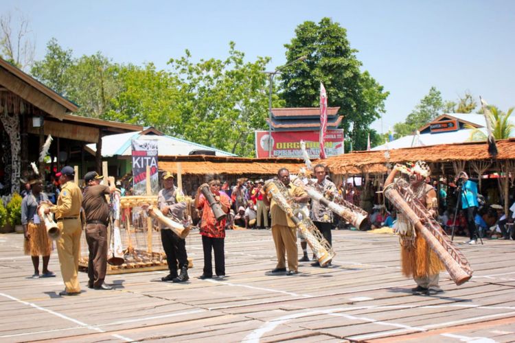 Bupati Asmat Elisa Kambu, Wakil Bupati Thomas Eppe Safanpo, Uskup Keuskupan Agats Aloysius Murwito, Ketua Panitia Erik Sakrol dan usur Muspida saat menabuh tifa sebagai tanda pembukaan lelang ukiran dan anyaman, Senin (8/10/2018).