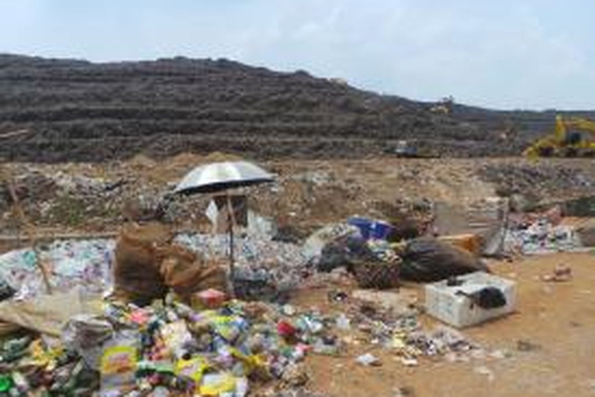 Pemandangan gunungan sampah di TPST Bantar Gebang, Bekasi. Jumat (6/11/2015).