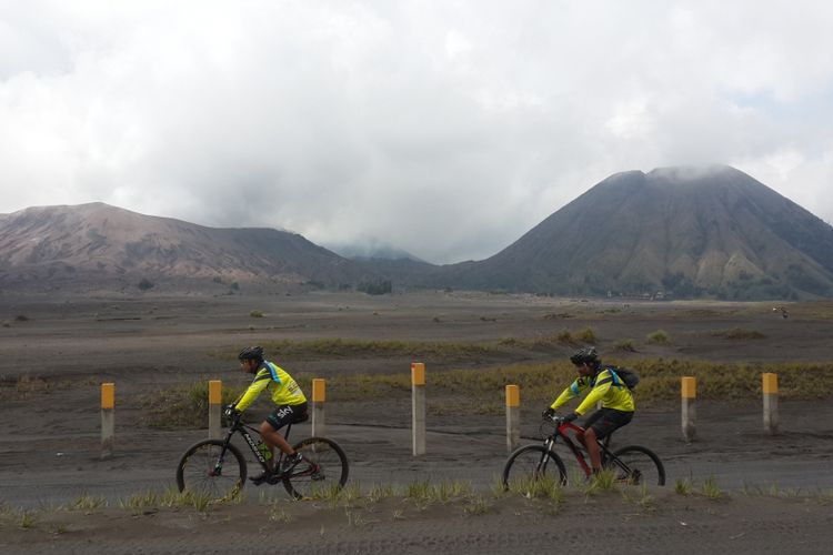 Sejumlah peserta Funbike Bromo 2017 yang diselenggarakan oleh Balai Besar Taman Nasional Bromo Tengger Semeru (TNBTS) saat melintasi lautan pasir di sekitar Gunung Bromo, Jawa Timur, Minggu (19/11/2017).