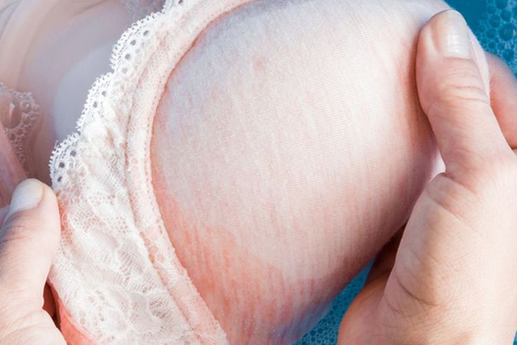 Ilustrasi mencuci bra dengan tangan. 