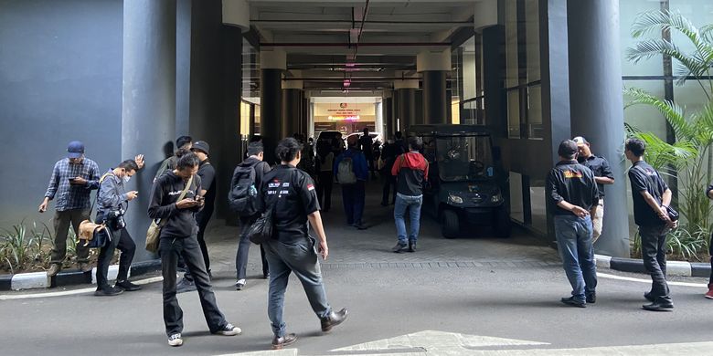 Puluhan awak media yang meliput pemeriksaan Gubernur Jatim sebagai saksi kasus dana hibah pokmas di Polda Jatim, Kamis (10/7/2025)