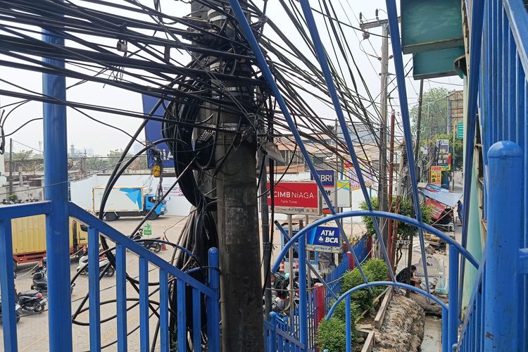 JPO di Jalan Sultan Agung Bekasi Memprihatinkan, Tangga Licin dan Kabel Semrawut