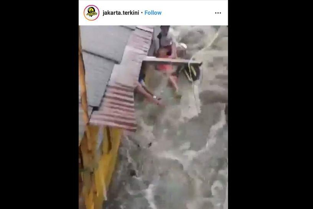 Sebuah video yang menunjukkan motor terseret banjir di Jatipadang, Jakarta Selatan, viral di media sosial.