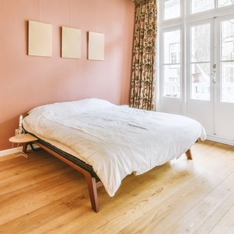 Ilustrasi kamar tidur dengan dinding warna terakota.