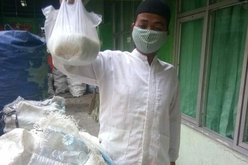 Zakat Fitrah dengan Sampah Plastik Bermula dari Keluhan Warga Tak Punya Uang