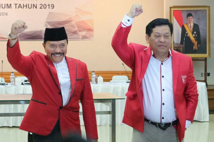 Ketua Umum Partai Keadilan dan Persatuan Indonesia (PKPI) AM Hendropriyono (kiri) bersama dengan Sekretaris Jenderal PKPI Imam Anshori Saleh (kanan) ketika hadir dalam acara penetapan peserta dan nomor urut PKPI sebagai peserta Pemilu 2019 di Kantor KPU RI, Jakarta, Jumat (13/4/2018).
