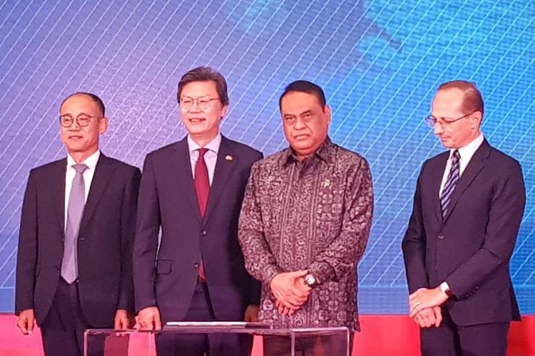 Menteri PAN RB Syafruddin, didampingi Duts Besar Korea Selatan Kim Chang Beom dan Kepala Perwakilan UNDP Christophe Bahuet dalam peluncuran penguatan SPRN-LAPOR! di kawasan Sudirman, Jakarta Pusat, Rabu (24/9/2019).