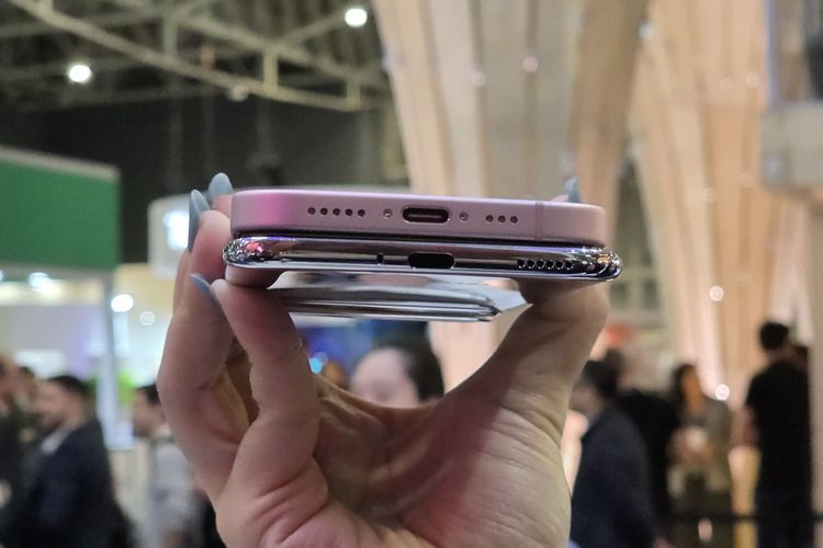 HP tipis konseptual dari Tecno Mobile, Spark Slim (bawah) dengan ketebalan 5,75 mm dibandingkan dengan iPhone 15 (7,8 mm).