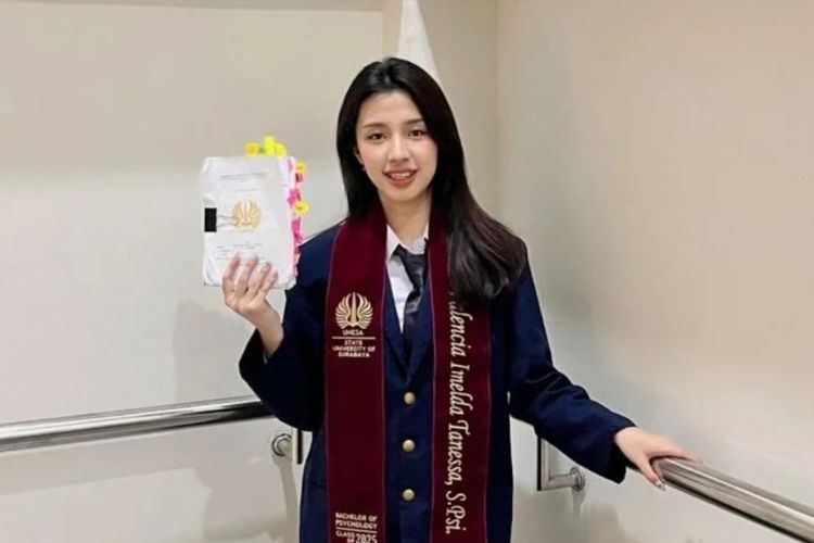 Valencia Imelda Tanessa jadi wisudawan terbaik pada gelaran wisuda periode ke-115 dengan IPK 3,94.

