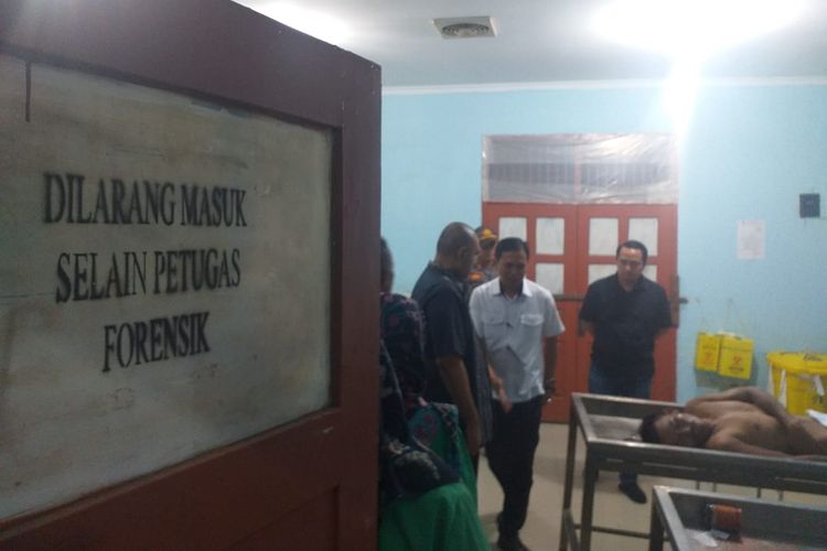 Agus (42) warga Negeri Katon, Pesawaran yang diduga menjadi korban pembunuhan saat divisum di Unit Forensik Rumah Sakit Abdul Moeloek (RSAM). Jasad Agus ditemukan berlumuran darah di belakang pabrik istrinya bekerja di Kecamatan Natar, Lampung Selatan.