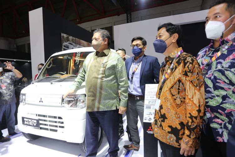 Menteri Perekonomian Airlangga Hartarto di booth MMKSI IIMS Hybrid 2022