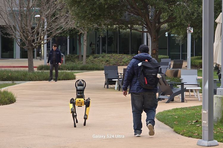 Robot anjing patroli di sekitaran gedung Samsung Research America di Silicon Valley, Mountain View, California, Amerika Serikat.