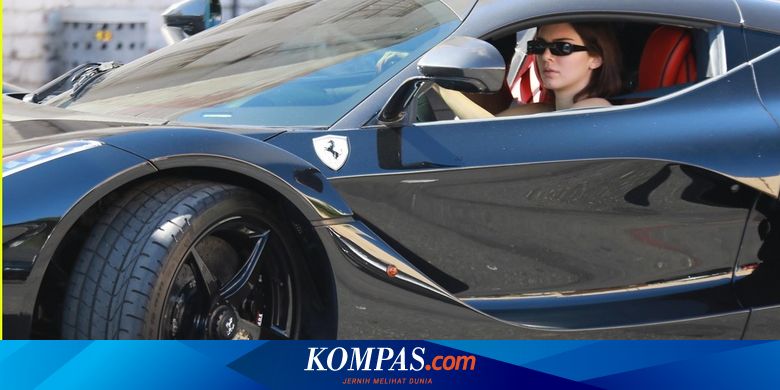 Машина Кендалл Jenner Феррари
