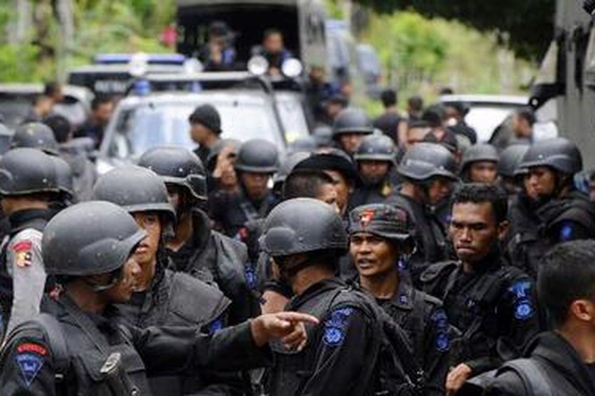 Brimob dari Mabes Polri melakukan pergantian dengan pasukan Brimob sebelumnya, sebelum melakukan operasi pengepungan lanjutan terhadap kelompok radikal di kawasan hutan Desa Lam Kabeue, Aceh Besar, Jumat (5/3/2010). 